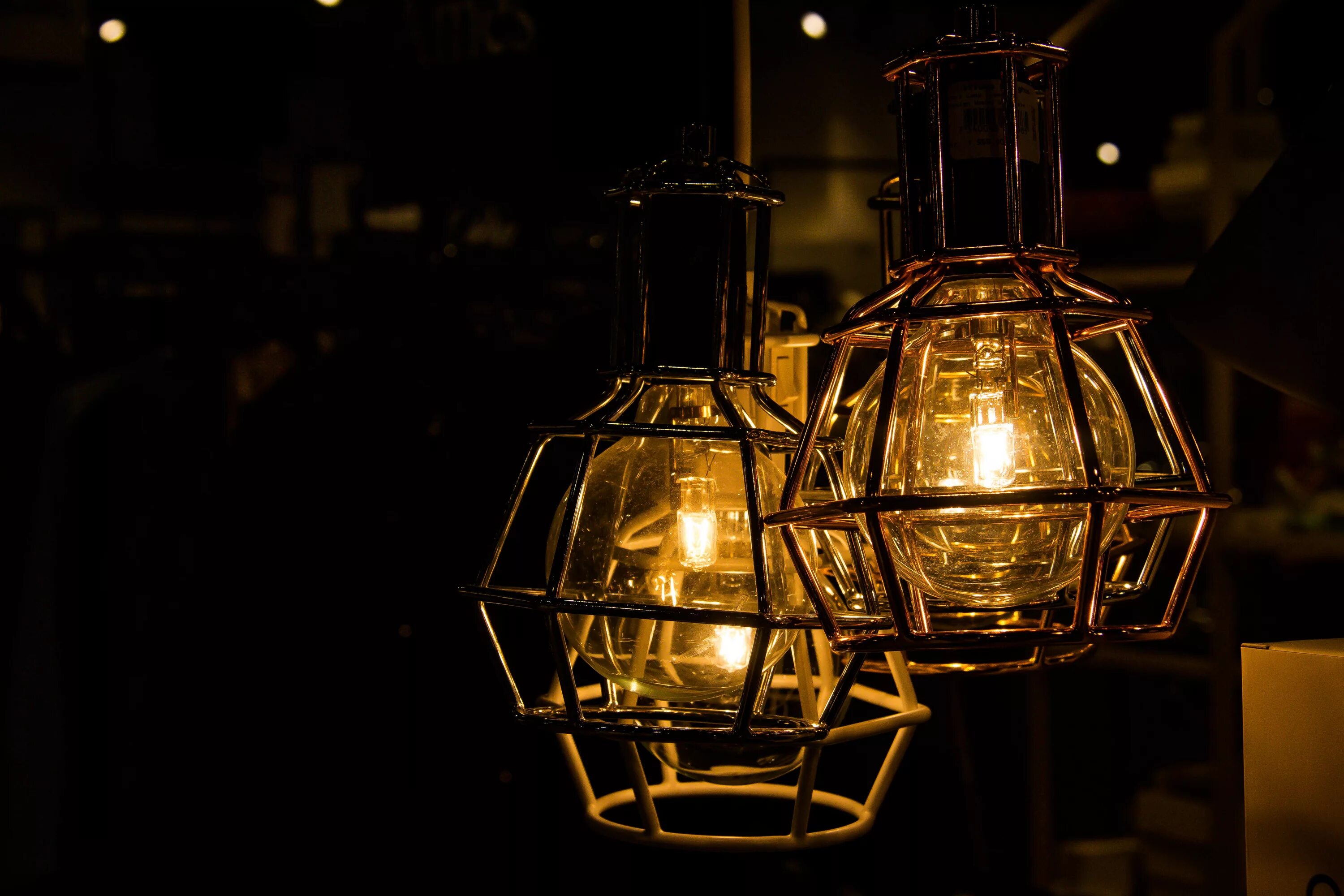 Старые осветительные приборы. Осветительные приборы лампы. Лампа в темноте. Подвесной светильник в темноте.