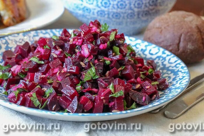 Свекла с чесноком в столовой. Салат из сырой свеклы и моркови. Салат из свеклы и кольраби. Салат из свеклы. Пп салат из свеклы.