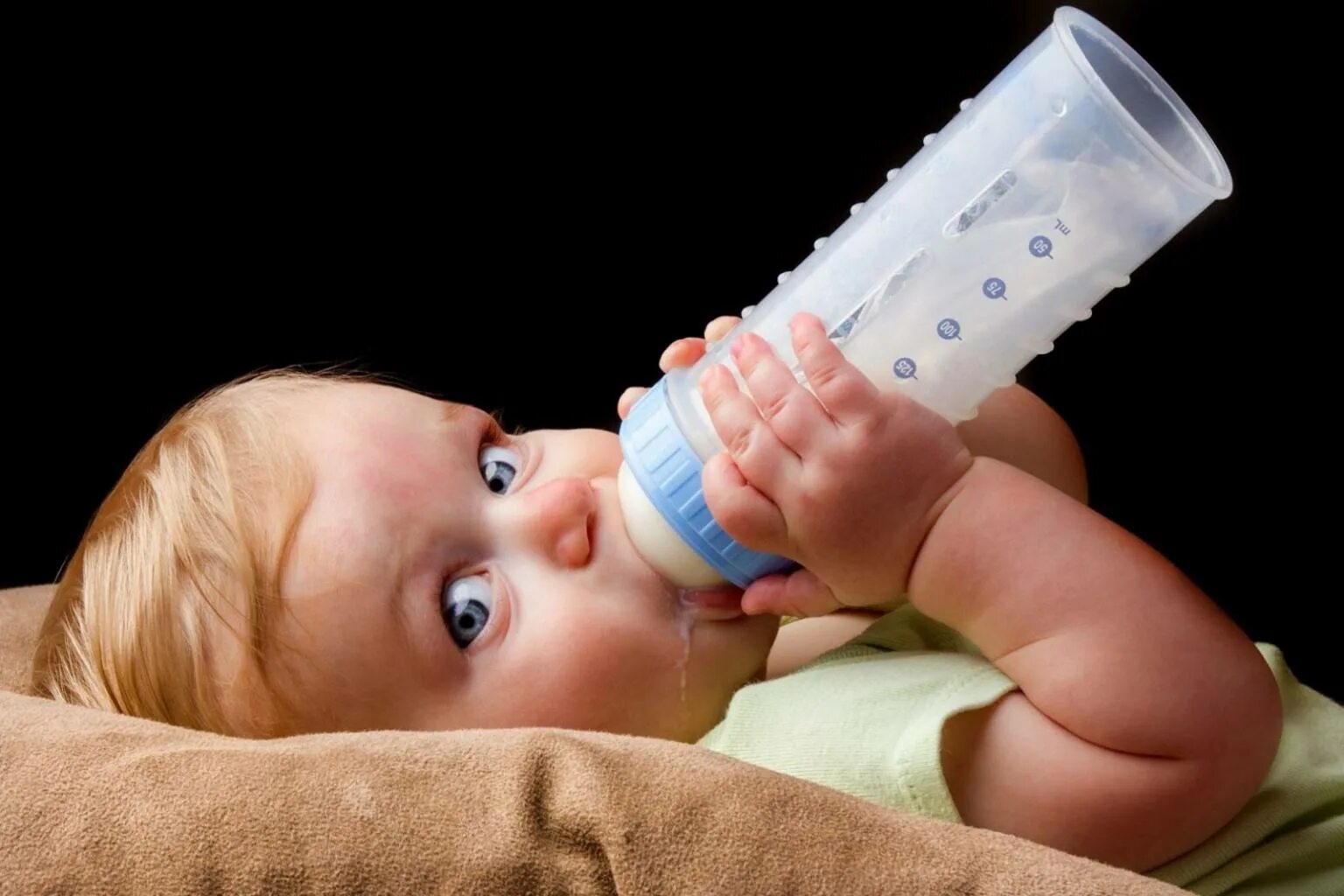 Съесть бутылочку. Искусственное вскармливание новорожденного. Малыш с бутылочкой. Малыш пьет из бутылочки. Малыш бу.