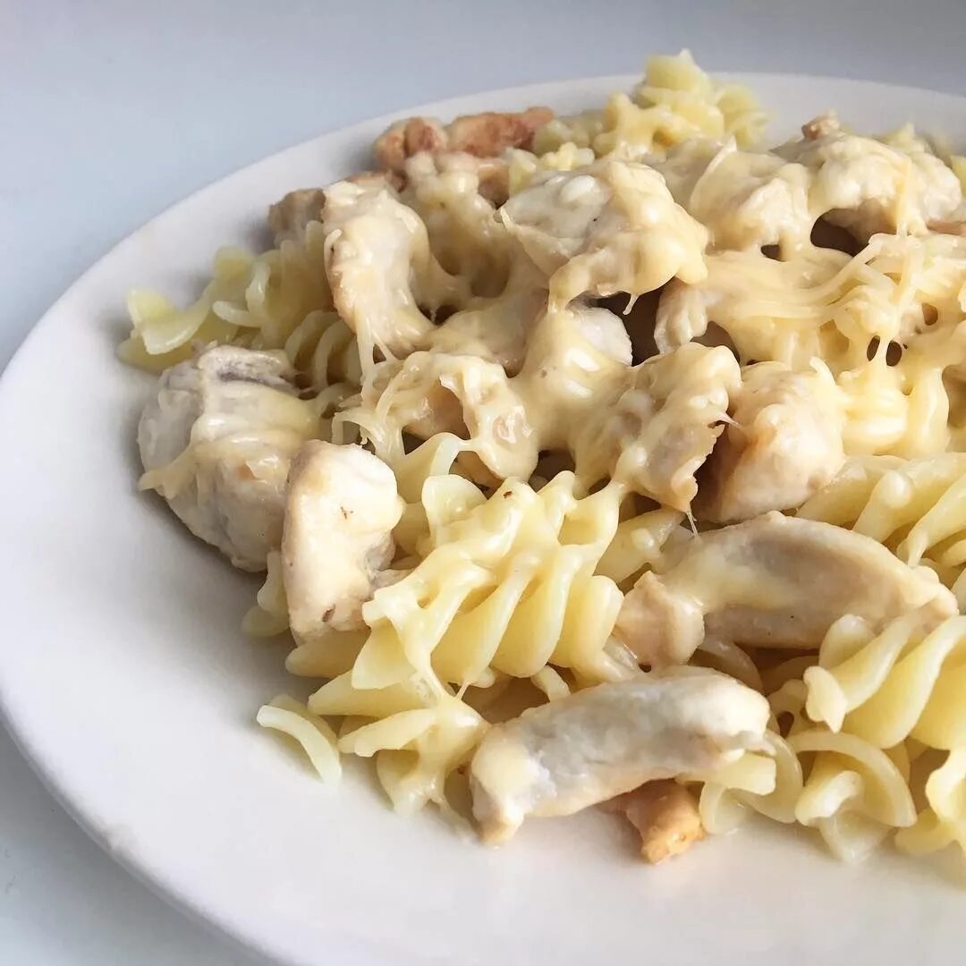 Рожки под сыром. Курочка с макаронами. спагетти с курицей и сыром. макароны с сыром и курицей. рожки с курицей.