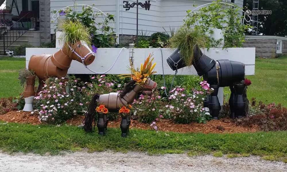 Лошадь своими руками для сада. Фигуры из бутылок для сада. Лошадь из дерева для сада. Лошадка из пластиковых бутылок.