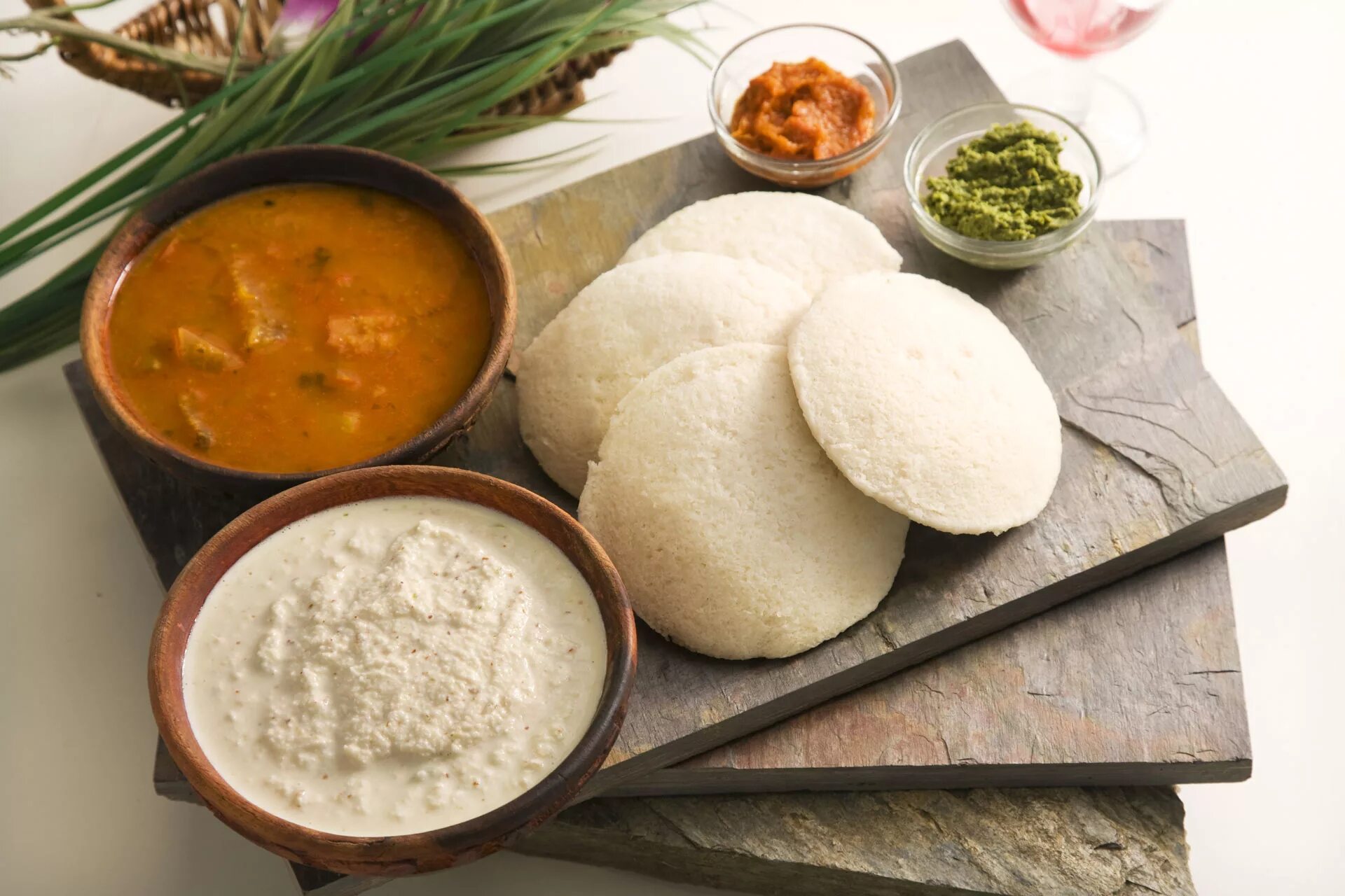 Идли Самбар. Idli Dosa. Вада индийское блюдо. Идли (пряные рисовые лепешки). It s a dish