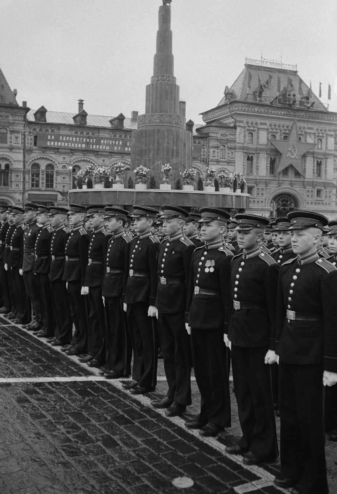 Первый парад победы. Георгий Жуков на параде Победы 1945. 24 Июня парад Победы в Москве на красной площади 1945. Парад Победы 1945г на красной площади. Парад Победы 24 июня 1945 года.