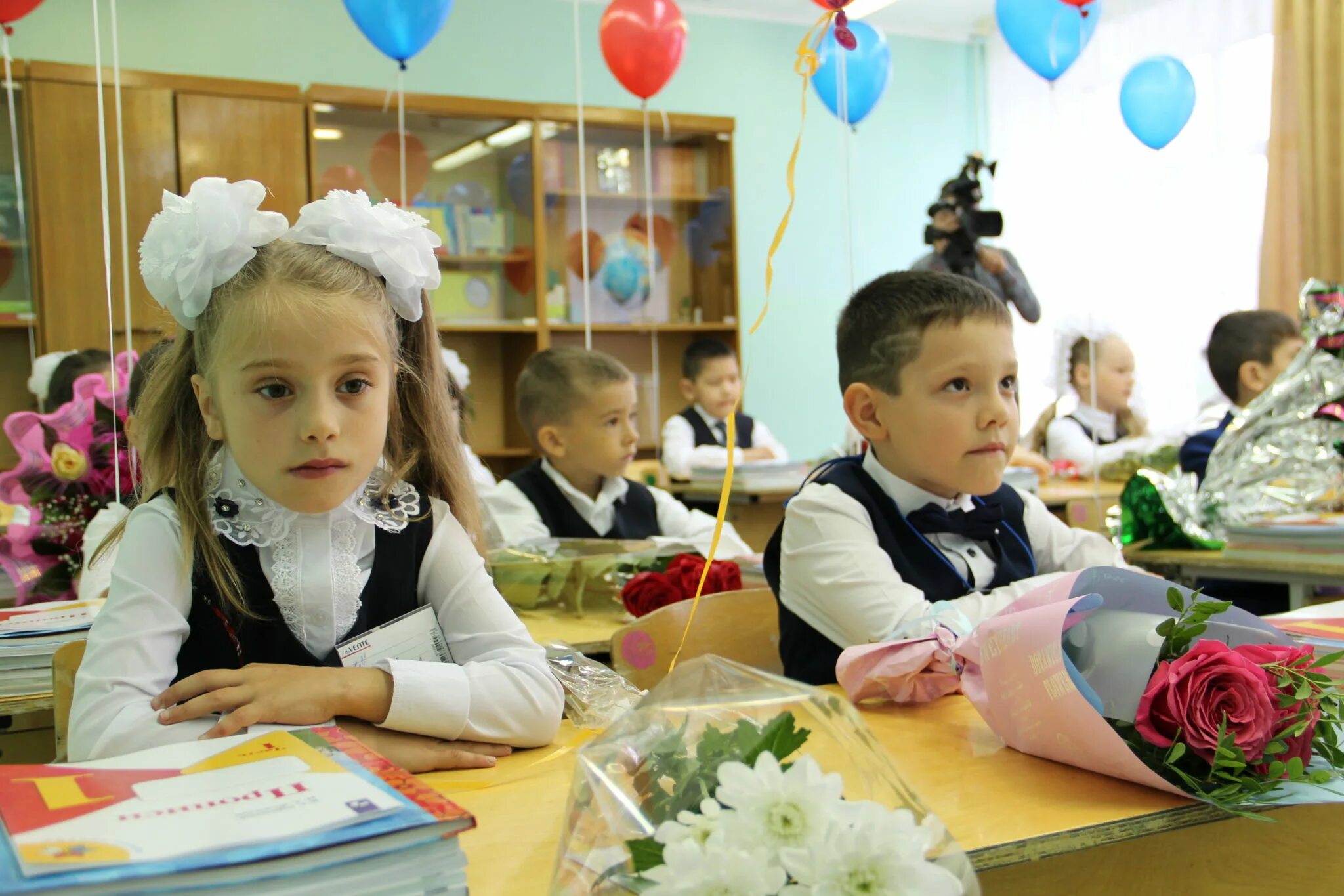 Покажи видео 1 класса. Школа первоклассника. Первоклассники в классе. Школьники 1 сентября. Первоклассник 1 г.