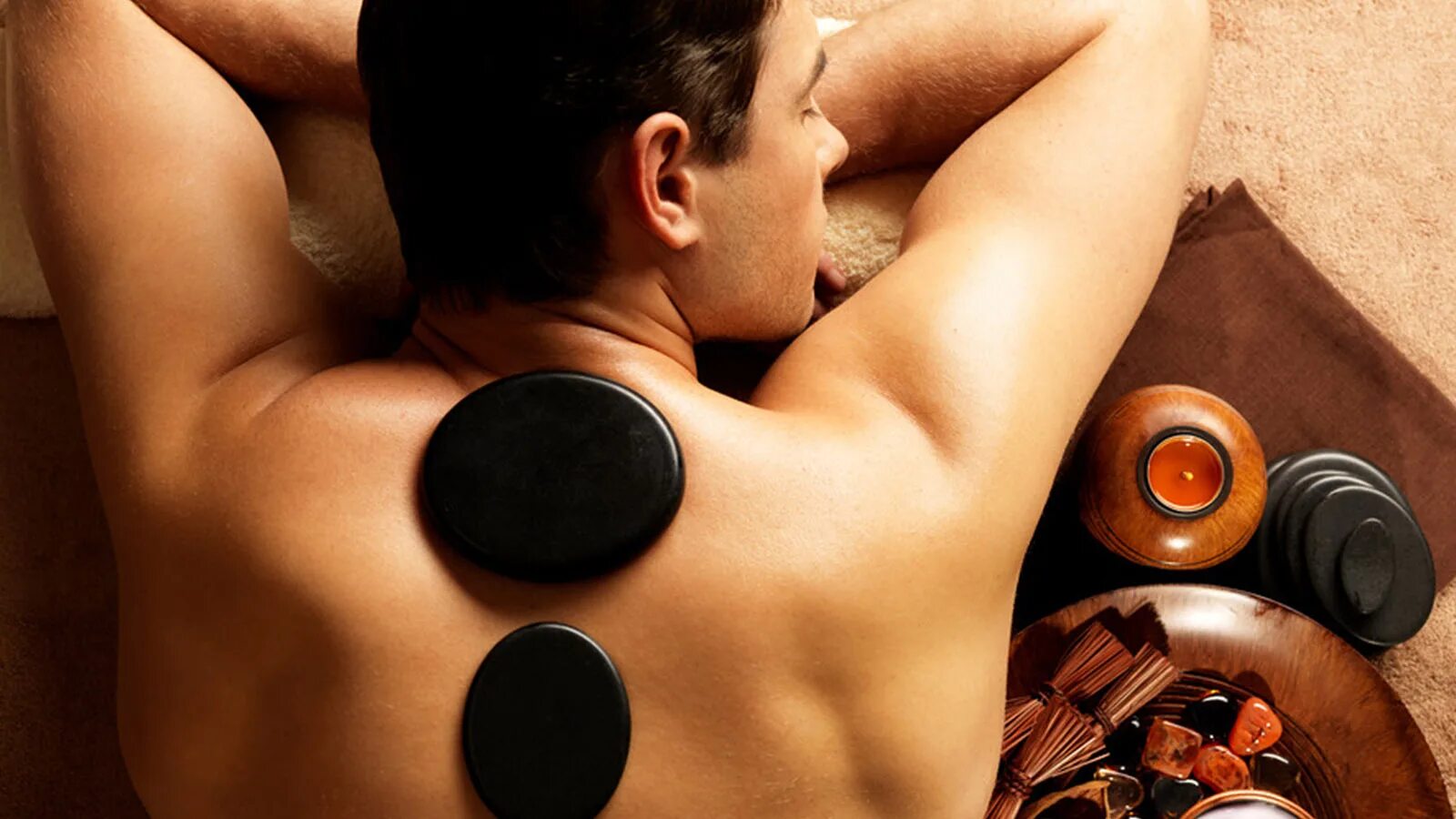 Markus massage. Стоунтерапия мужчина. Стоун массаж мужчине. Спа для мужчин. Спа процедуры для мужчин.