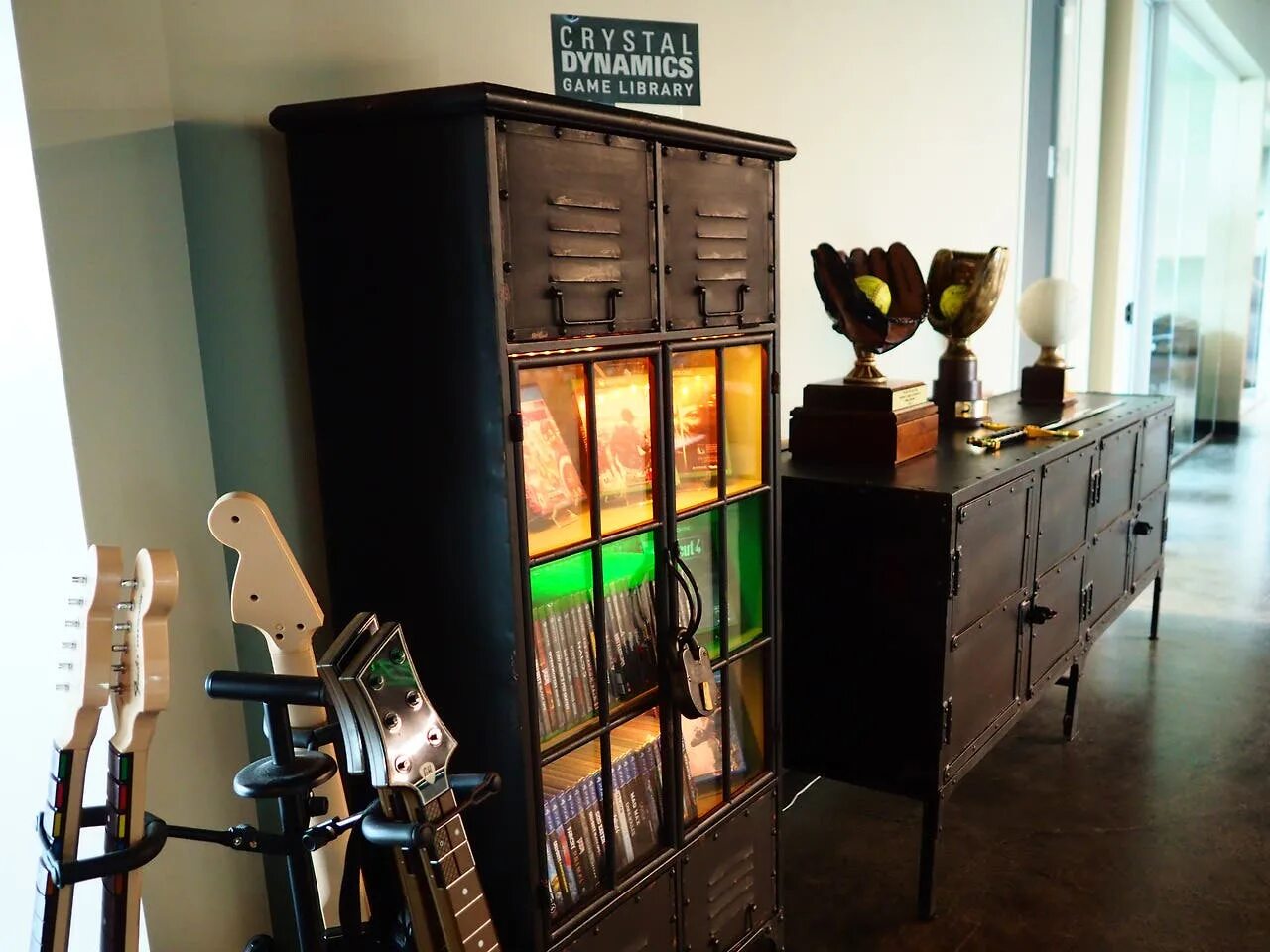 Кристал дайнемикс. Eidos montreal logo. Crystal dynamics проекты. Dynamic crystal. Crystal dynamics logo.