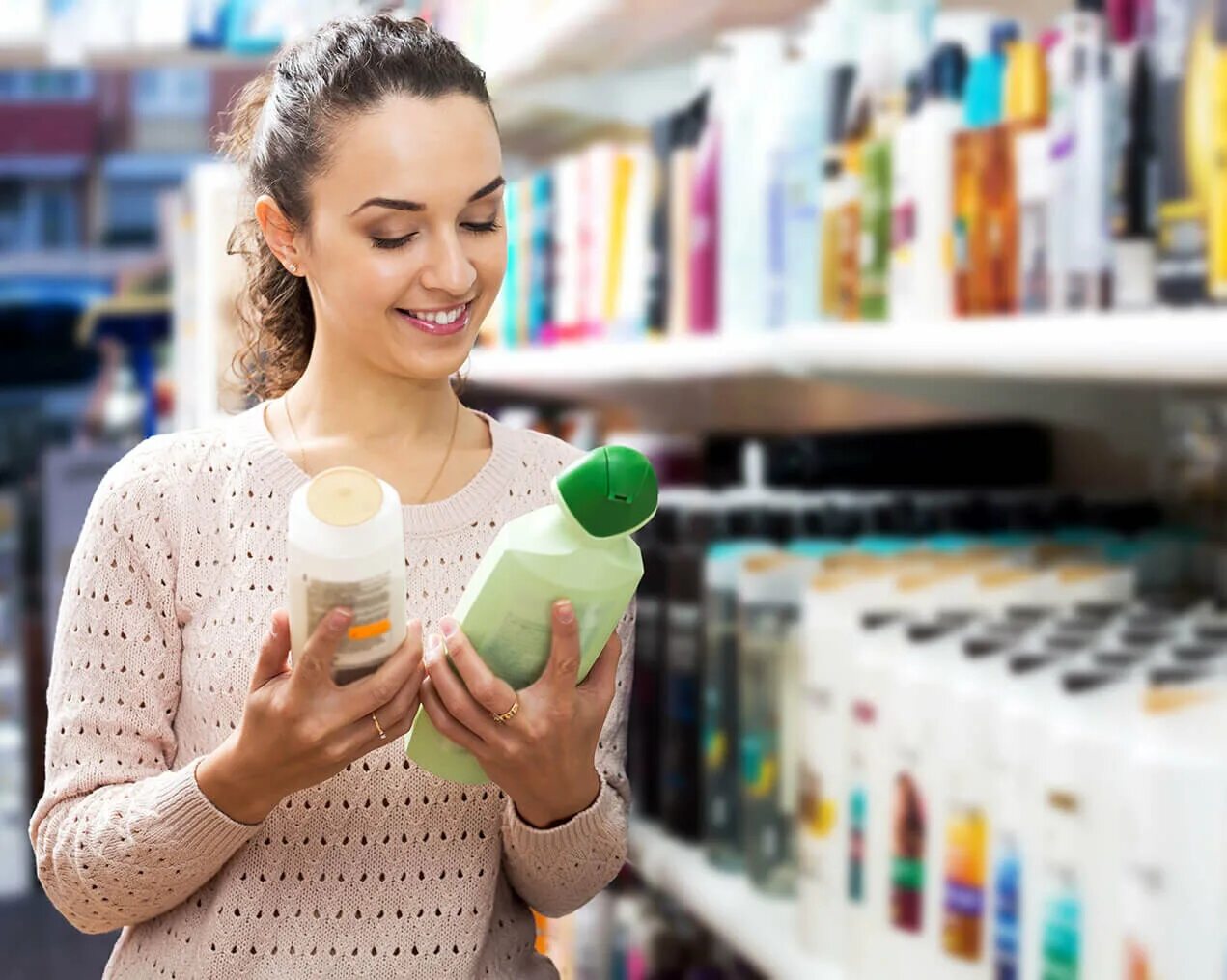 Подходит шампунь. Девушка выбирает косметику. Шампуни по типу волос. Рн шампуня. Девушка в магазине косметики.