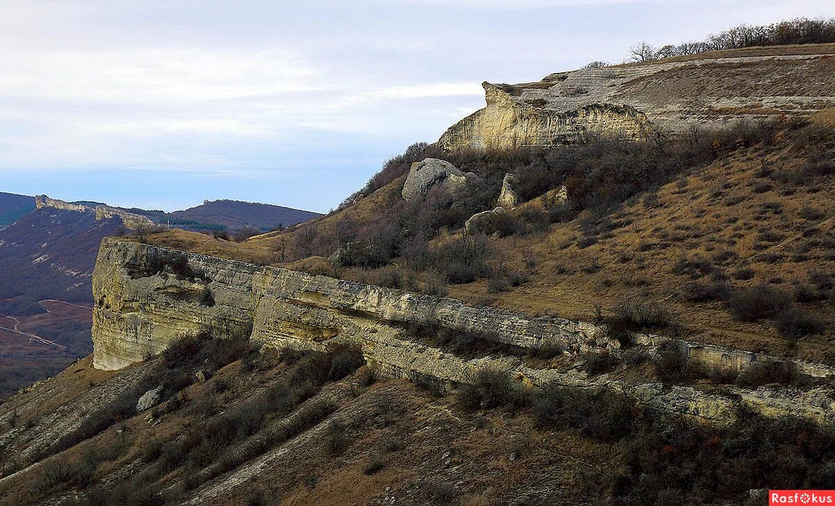 Бакла крым. Бакла гора Крым. Бакла пещерный город в Крыму. Гора Бакла Крым фото. Урочище Бакла.