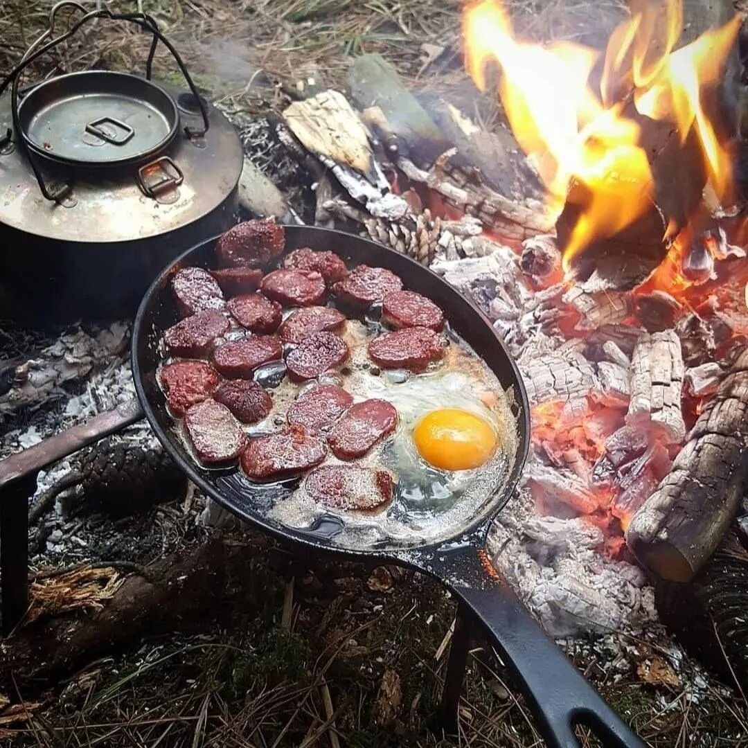 Можно готовить пищу в. Еда на костре. Поход в лес на шашлыки. Готовка на костре. Шашлык в походе.