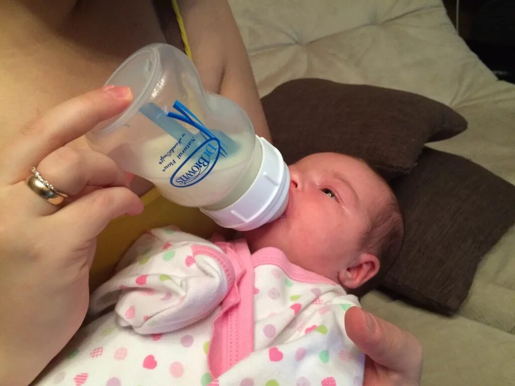 Бутылочка сын. Кормление из бутылочки новорожденного. Позы для кормления бутылочкой. Как кормить новорожденного из бутылочки. Позы для кормления из бутылочки.