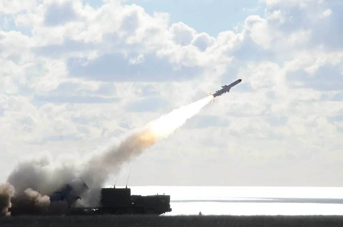 Ракетно береговые войска. БРК Бастион пуск. Береговые ракетно-артиллерийские войска РФ. Береговые войска ВМФ Бастион. БРК Бастион стрельба.