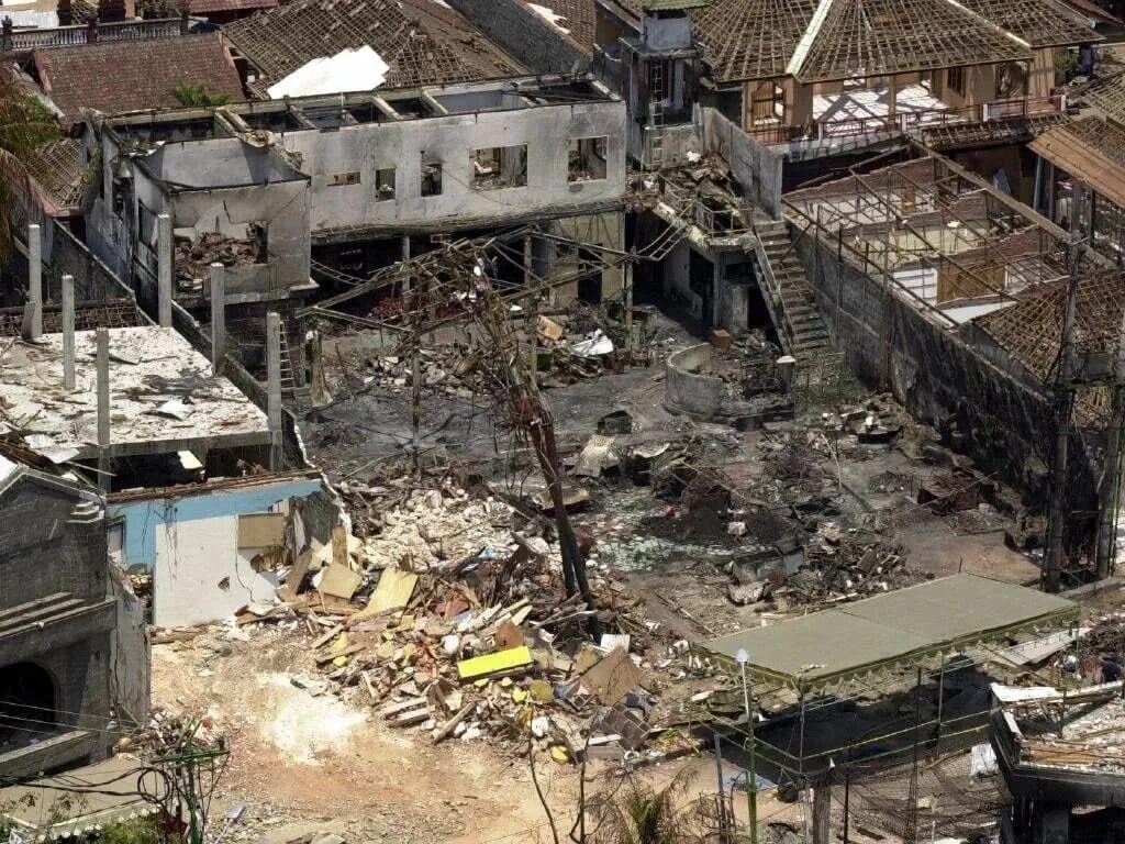 Ужасные события произошедшие в. Теракт на Бали. Индонезия. 202 Погибших. Теракт на Бали Индонезия 12 октября 2002.