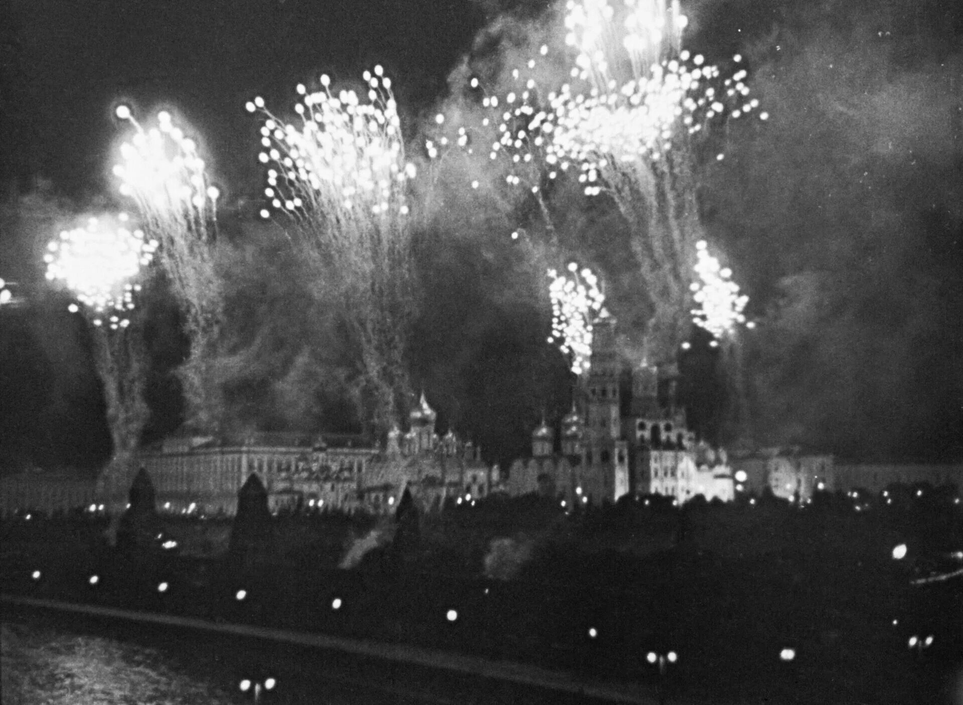 5 Августа 1943 — освобождение орла и Белгорода, первый салют в Москве.. Салют в честь освобождения орла и Белгорода 1943. Салют в Москве в честь освобождения орла и Белгорода. Первый салют Орел 5 августа 1943. 5 августа 1943 года белгород