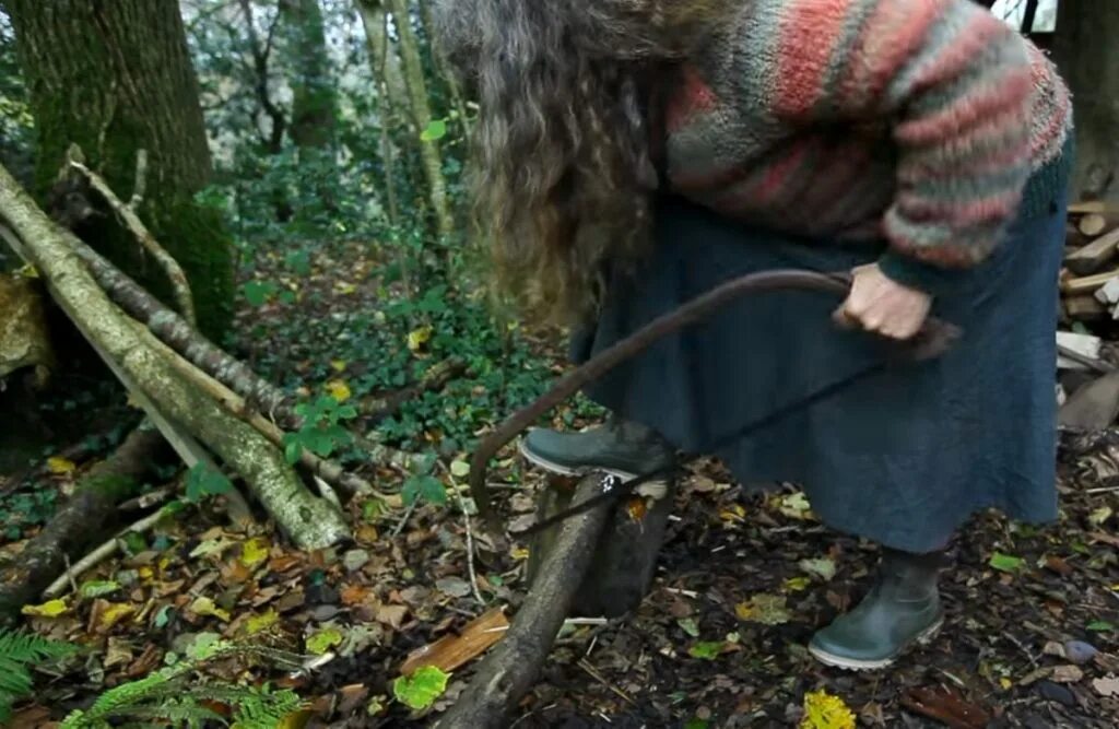 Женщина жила в лесу. Женщина живет в лесу. Женщина живет в лесу. Женщина жила в лесу. Отшельница в лесу.