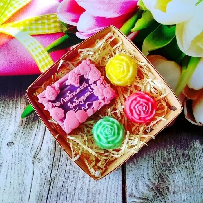 декоративное мыло. девушка с мылом ручной работы. пирожные с ягодами. мыло. необычное мыло ручной работы.