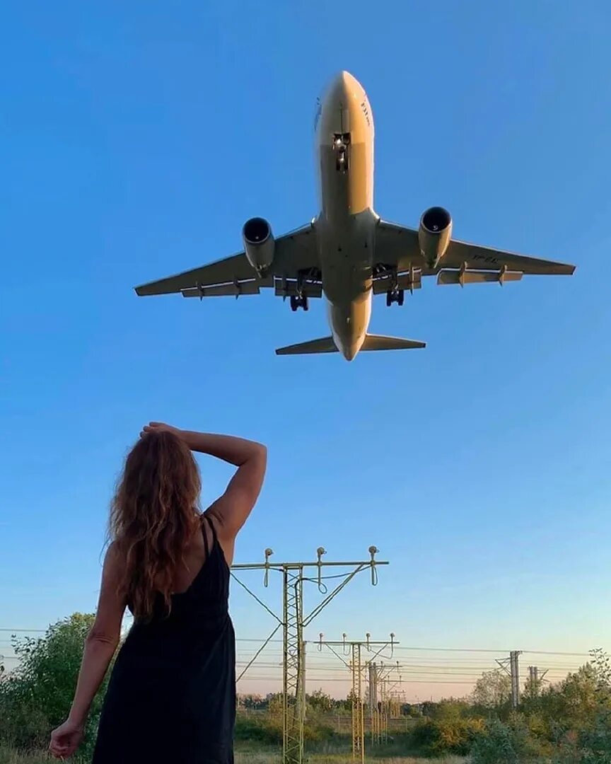 Пролетевший над головой. Девушка в самолете. Девушка на фоне самолета. Самолет на взлетной полосе. Фотосессия с самолетом.