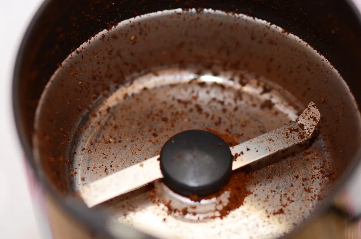 молоть кофе блендером. кофейные зерна в блендере. кофемолка для круп орехов специй. прибор для перемалывания кофе. кофемолка помол.