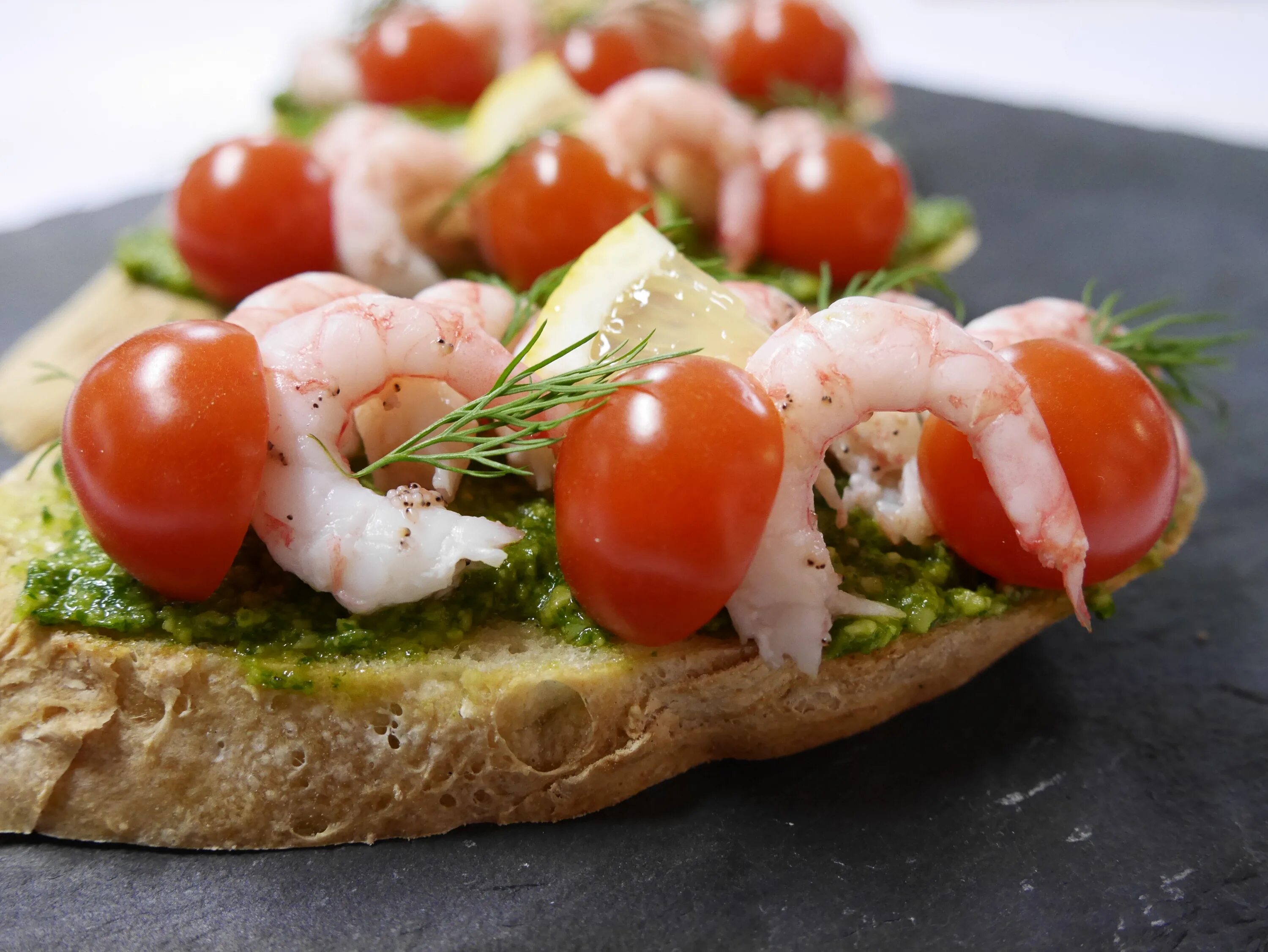 бутерброды с креветками на праздничный стол. скрэмбл с креветками и авокадо. бутерброды с креветками и творожным сыром. канапе брускетта креветка авокадо. брускетты с гуакамоле и креветками.