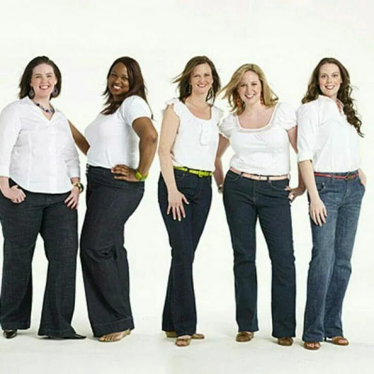 Какие джинсы подойдут яблоку. Полная женщина выбирает себе джинсы. Фигура яблоко какие джинсы выбрать. Какие джинсы идут разным типам фигур. Фото полной женщины невысокого роста в джинсах и футболках.