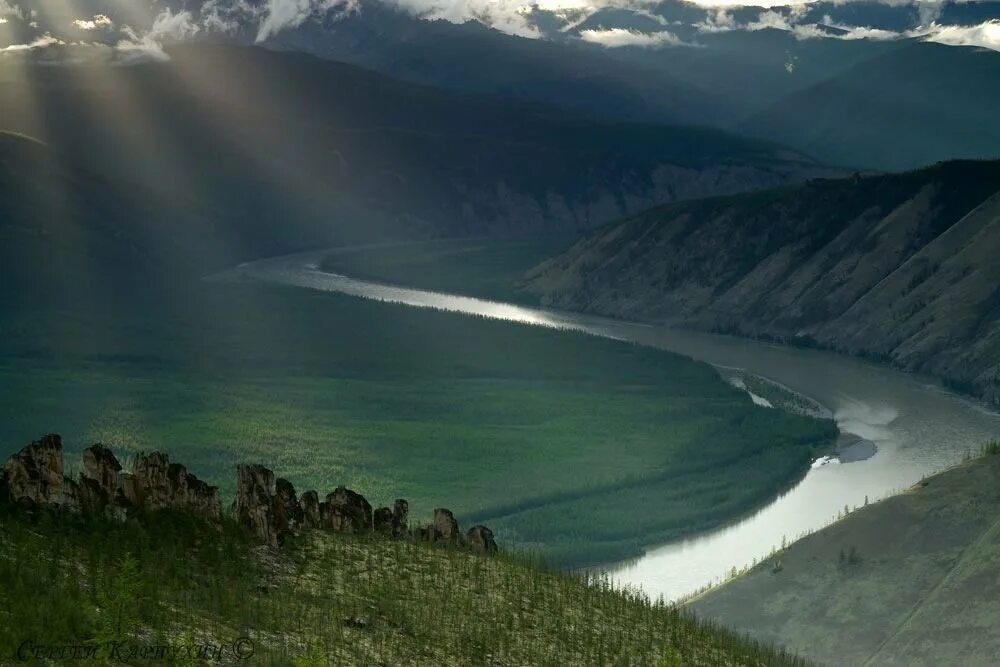 Самая большая река восточной сибири. Река Индигирка Якутия. Северо Восточная Сибирь река Индигирка. Индигирка река дальнего Востока. Долина реки Индигирка Якутия.