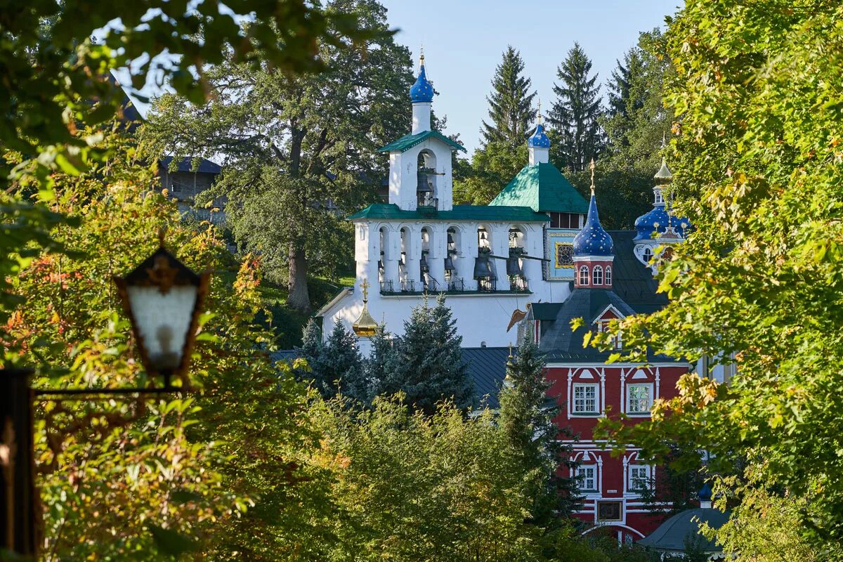 Псково-Печерский монастырь. Псково-Печерский монастырь Лавра. Псково Печорский монастырь. Печоры Свято Успенский Псково-Печорский мужской монастырь.