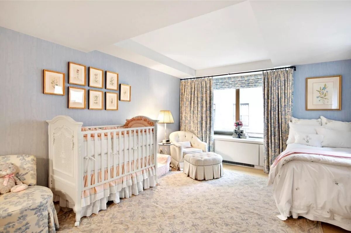 Папа мама спальня. Комната для новорожденного. Спальня с детской кроваткой. Спальня родителей и новорожденного. Комната с детской кроваткой.