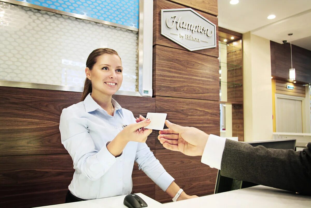 Гостиничное предприятие. Управляющий отелем. Персонал гостиницы. Управляющий в отеле. Хозяин отеля.