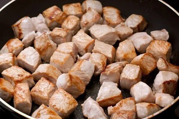 Нарежьте кубиком обжарьте сковороде. Мясо кубиками. свинина кубиками. свинина кубиками на сковороде. свинину мелко нарезать.
