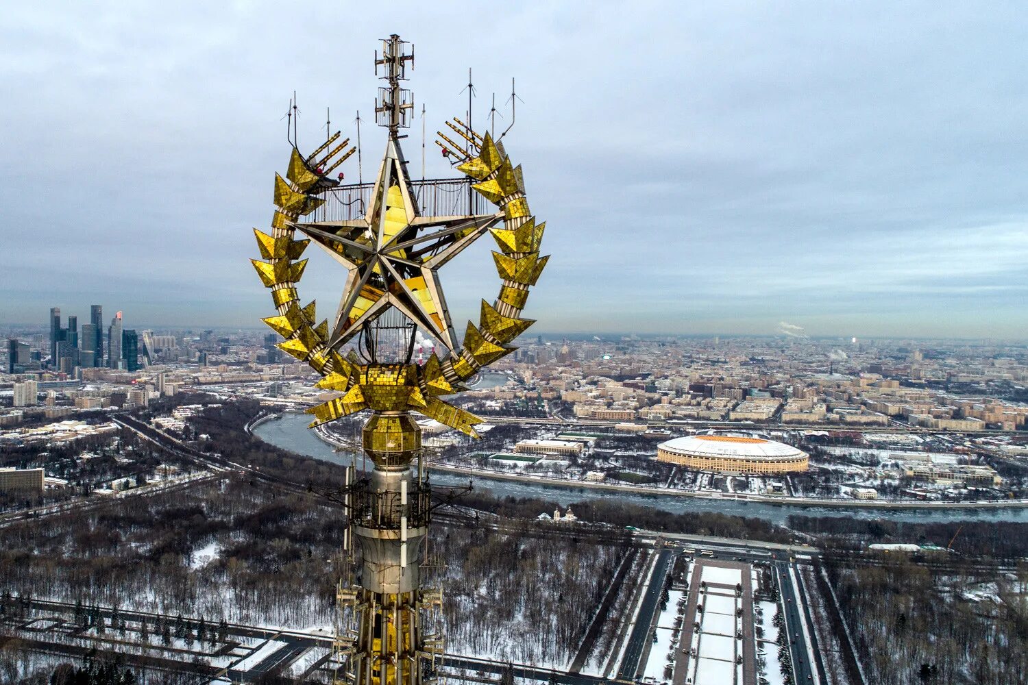 Московский вокзал на мгу. Москва шпиль МГУ. Звезда на шпиле МГУ. Сталинские высотки МГУ. Здание МГУ шпиль.