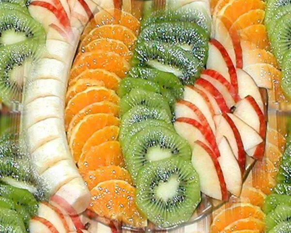 нарезка фруктов апельсин банан. красивая фруктовая нарезка. мандарин виноград киви яблоко ассорти. банан киви мандарин пальма. фруктовая тарелка.