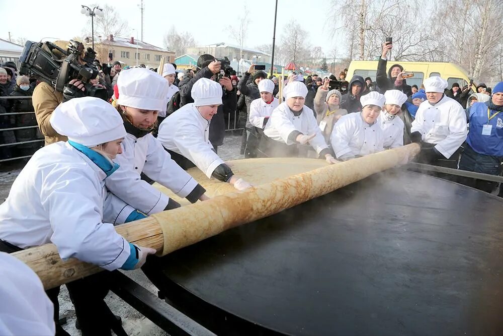 Самый большой блин на масленицу. Самый большой блин на Масленицу Ялуторовск. Самый большой блин в мире рекорд 1994. Самый большой блин в России Ялуторовск. Ялуторовск блин рекорд.