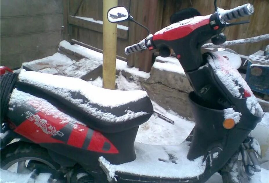 Скутер для зимы. Скутер зимой. Скутер зимний зимний скутер. Скудор зимнвц зимний скутер. Скутер после зимы