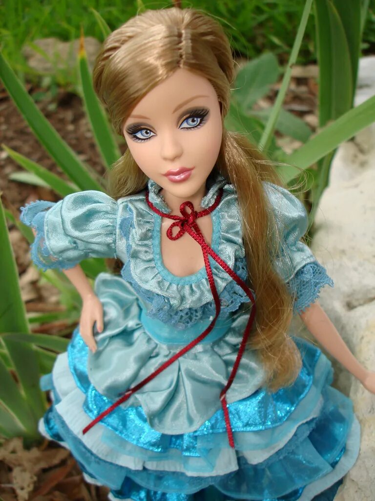 Alice buy. Кукла Alice in Wonderland. Barbie Alice. Кукла Barbie Алиса в стране чудес. Барби Алиса в Зазеркалье 2007.