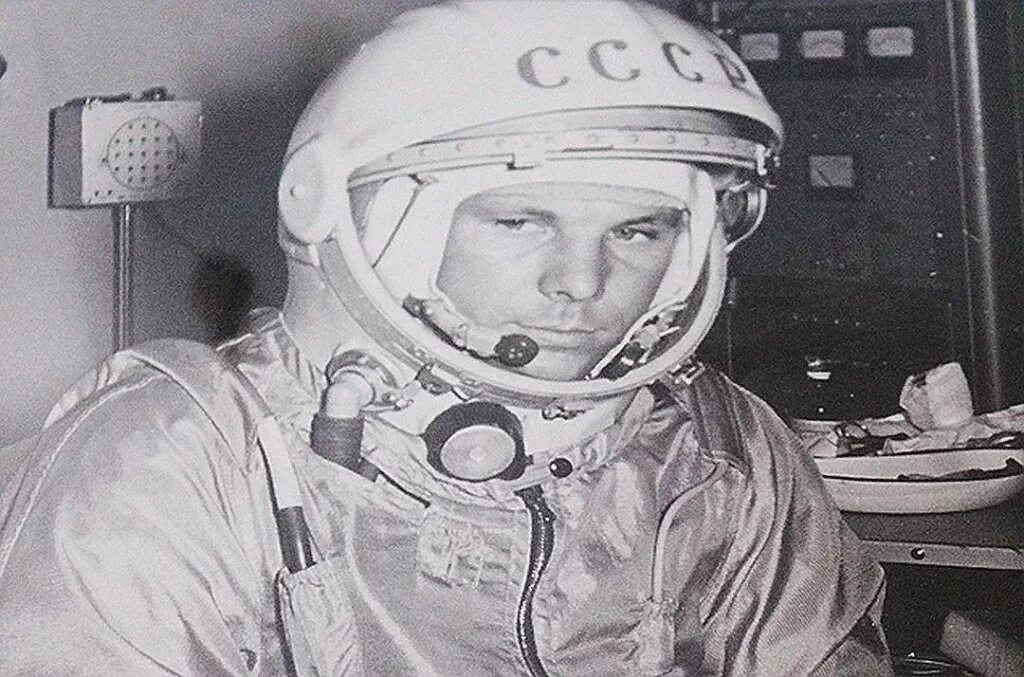 Первый космонавт ссср совершивший полет. Ю А Гагарин.
