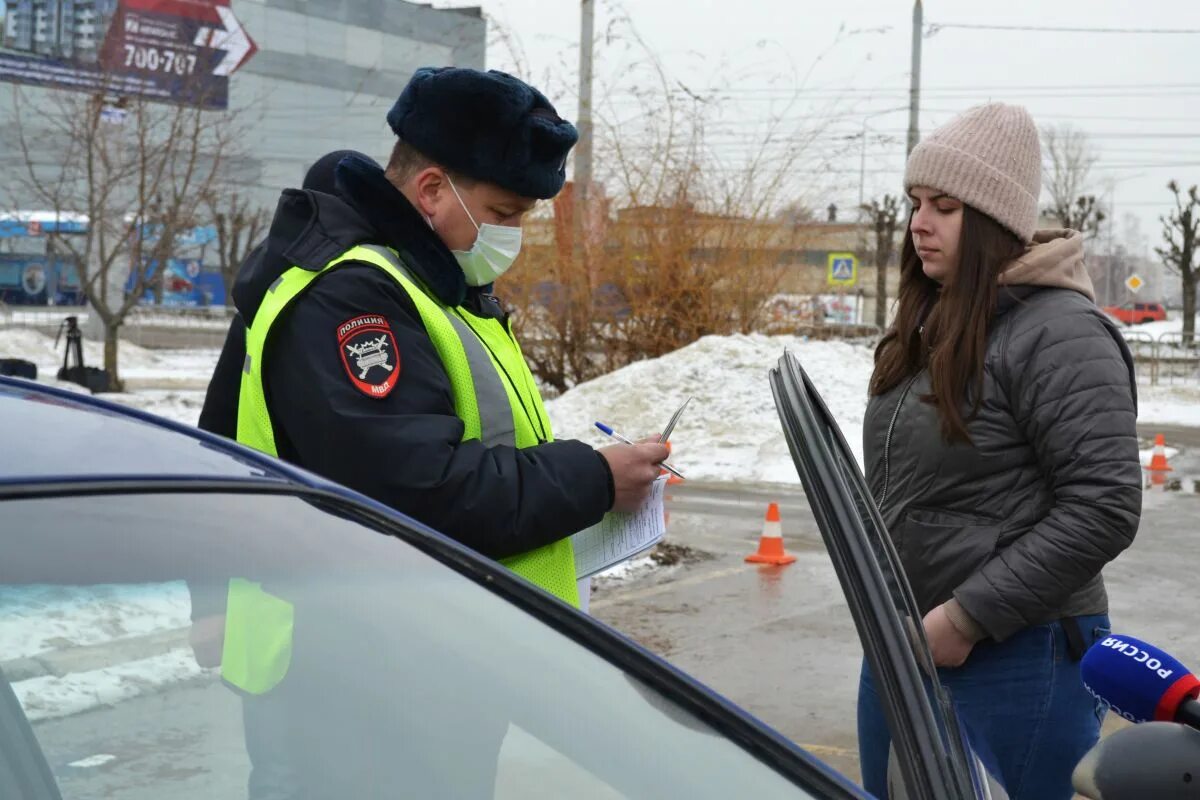 Сдача экзамена в гибдд в 2024г. Экзамен по вождению в ГИБДД. Инспектор ГИБДД на экзамене. Инспектор ГИБДД И автошкола.