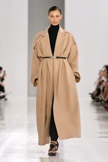 Max Mara Spring Summer 2025 - RUNWAY MAGAZINE ® Official