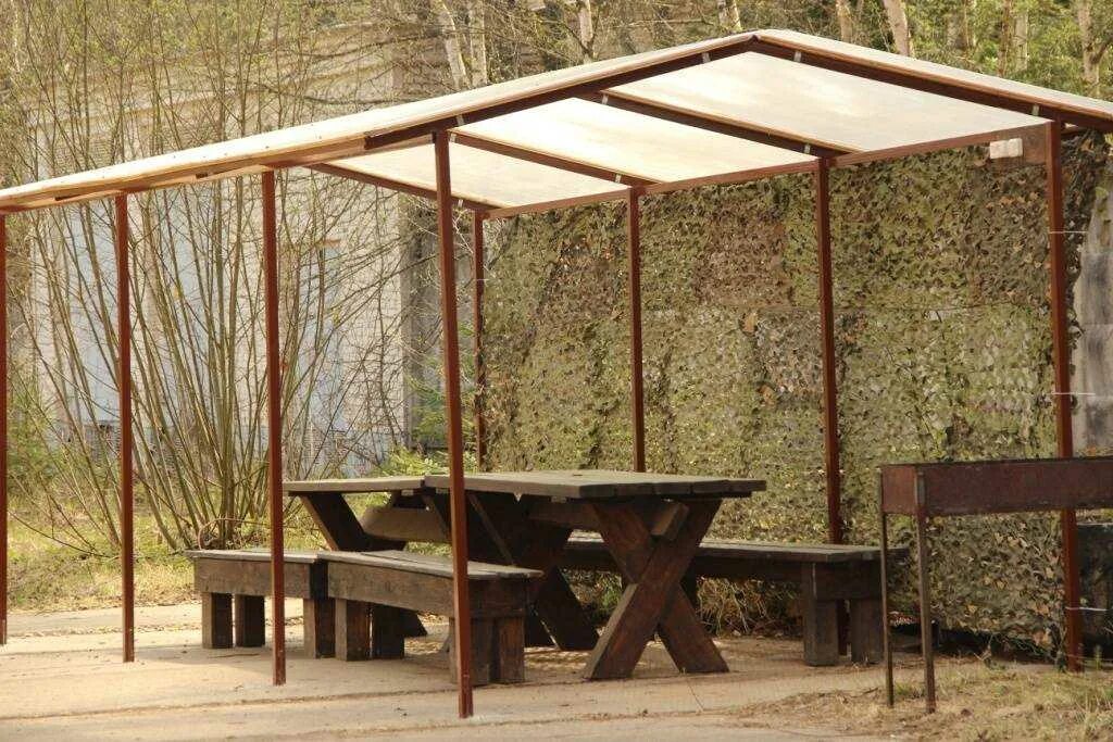 Навес для дачи. Навес пристройка. Крыша навеса из поликарбоната. Навес дешевый вариант. Постройка на даче навеса\.