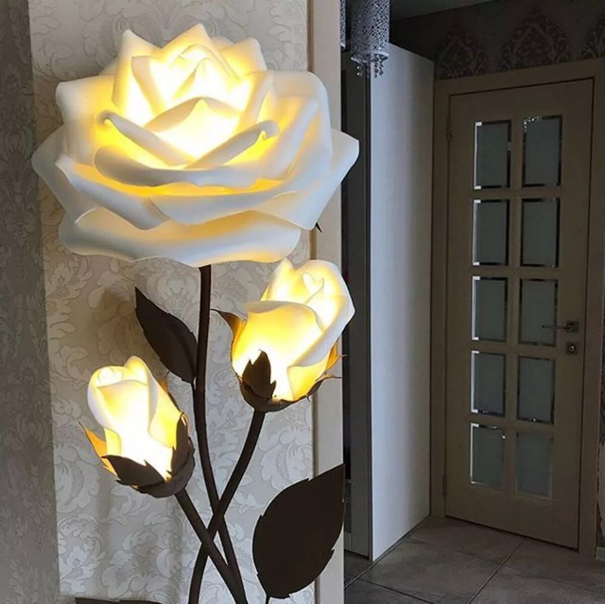 светильник цветок. роза светильник из изолона мастер. роза изолон мк. роза светильник из изолона мастер. ростовые розы из изолона светильники.