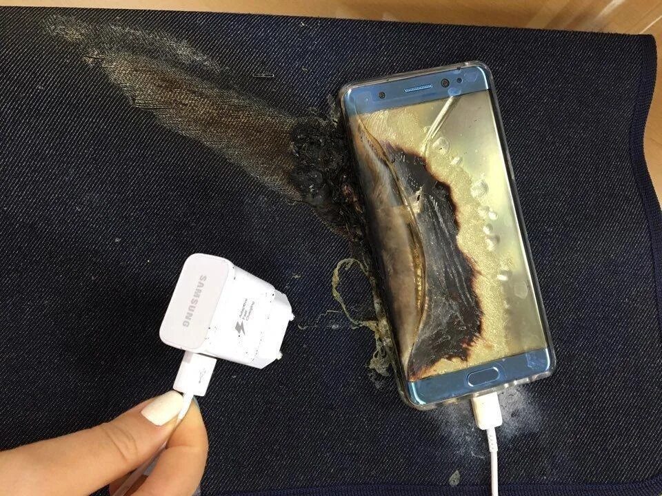 Повербанк взорвался. Samsung Galaxy Note 7 взрывается. Самсунг ноут 7 взорвался. Samsung Galaxy Note 7 аккумулятор. Galaxy Note 7 взорванный.