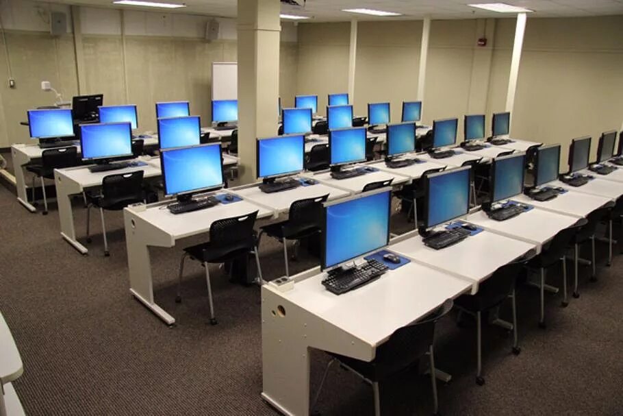 В классе установили новый компьютер. Современный компьютерный класс. Компьютерный класс в школе. Компьютерные классы в школах. Компьютер в школе.