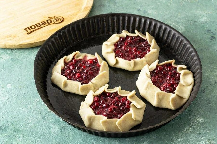 Калитка с брусникой из ржаной муки. Карельская калитка с ягодами. Карельские калитки с брусникой. Ржаные калитки с ягодами. Калитка выпечка.