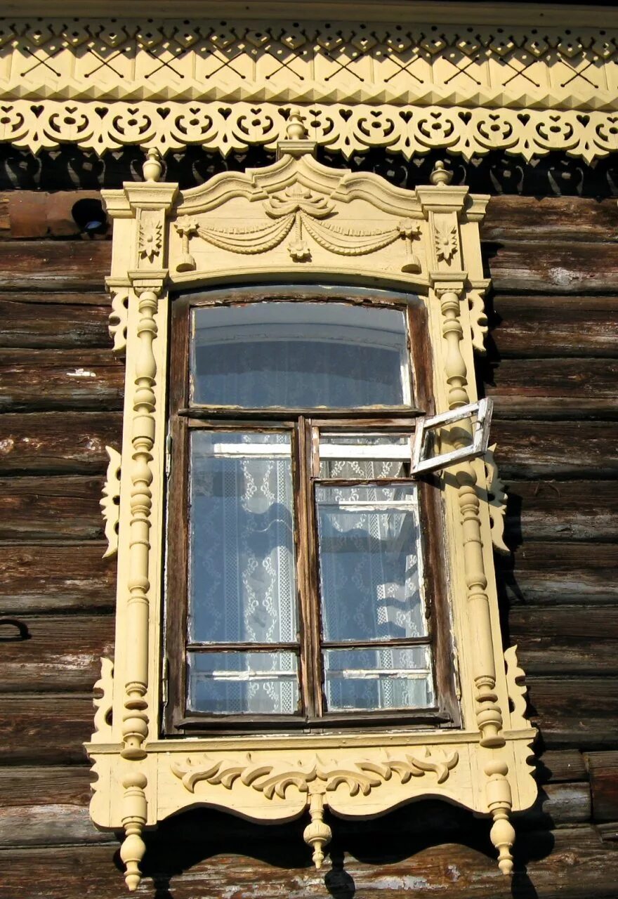 Резные наличники на окна. Резные наличники на окна. Наличники на окна деревянные. Прорезная домовая резьба наличники. Резные окна фото.