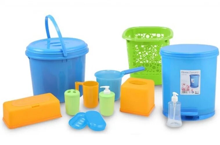 Пластиковая посуда для ванны. Домашняя пластиковая утварь. Предметы домашнего обихода из пластмасс. Plastic products. Plastic items
