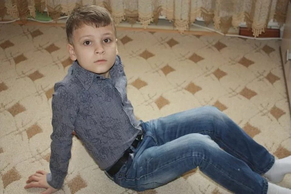 Степа парень. Мальчик степа. мальчика степу которому 6 лет. одноклассники поддерживают мальчика.