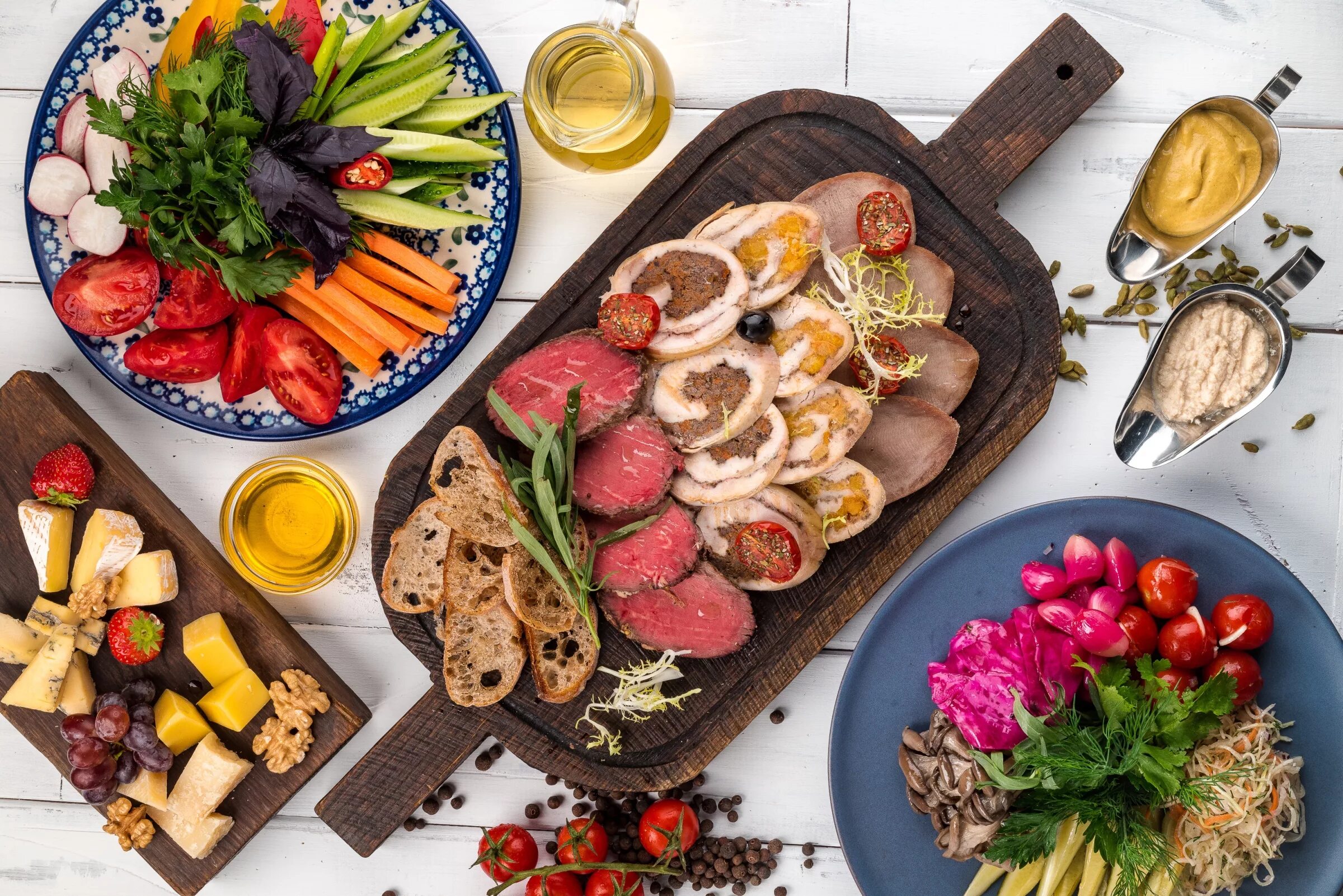 Красивые блюда. Красивая еда. Стол с едой. Корзинка для обеда. Красивый стол с едой.