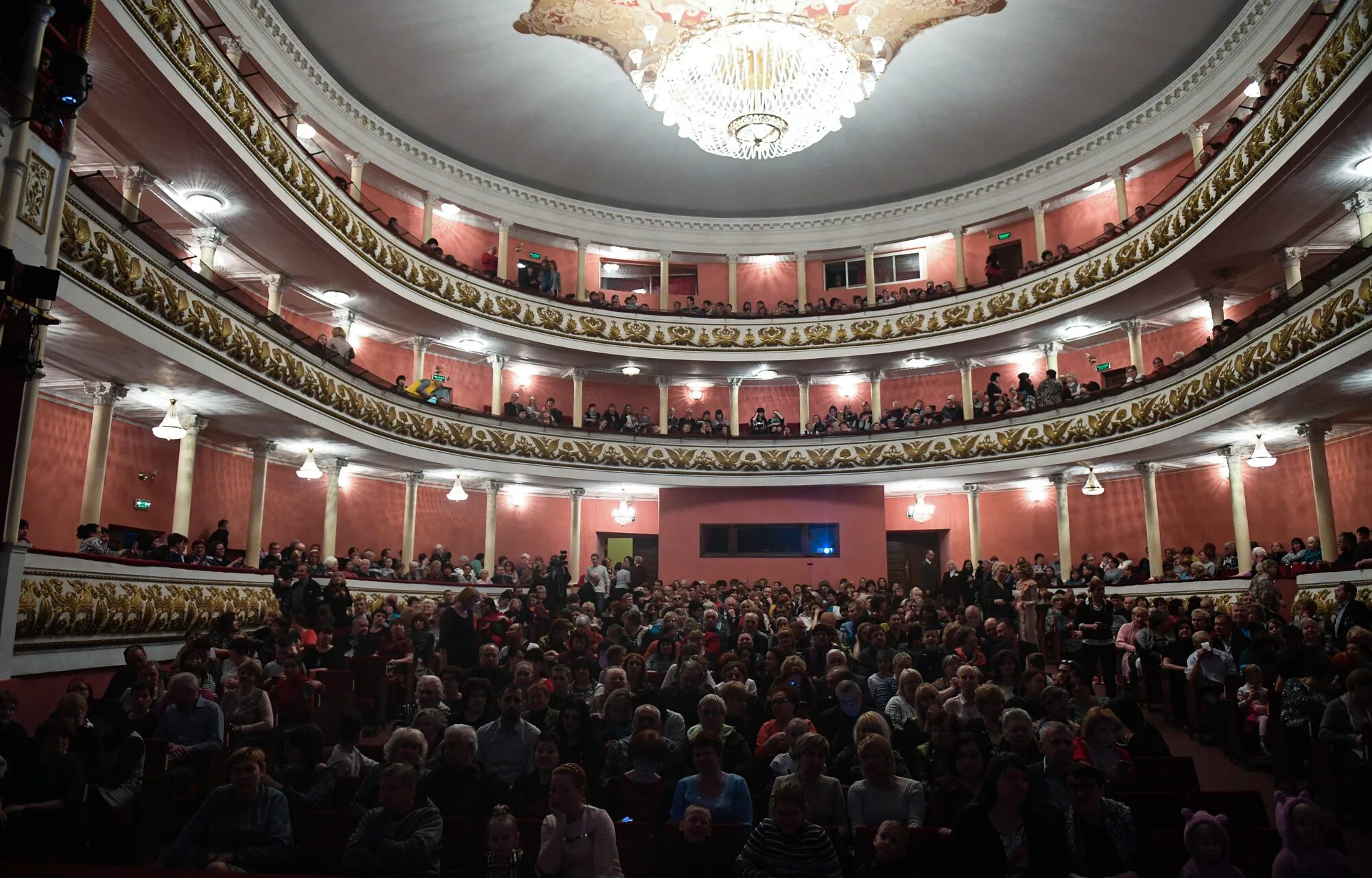 Тверской областной академический театр драмы тверь. Драмтеатр тверь сцена. Бенуар тверь драмтеатр. Тверской академический театр тверь. Бенуар тверь драмтеатр.