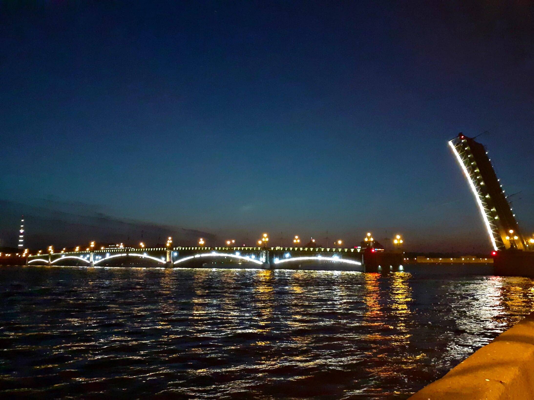 Троицкий разводной мост в Санкт-Петербурге. Дворцовый мост, Санкт-Петербург, Троицкий мост. Троицкий мост в Санкт-Петербурге развод. Мост в Питере Троицкий разводится.