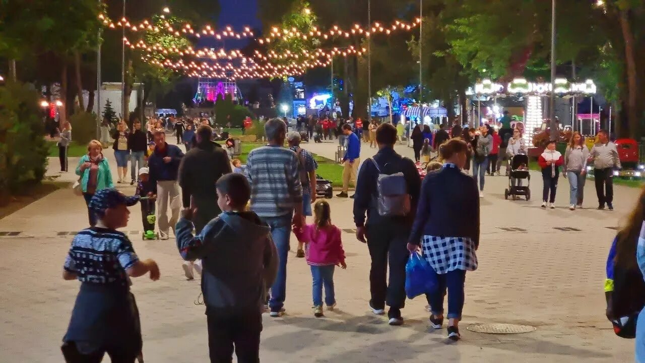 Хитровы в анапе ютуб. Анапа ночная жизнь.