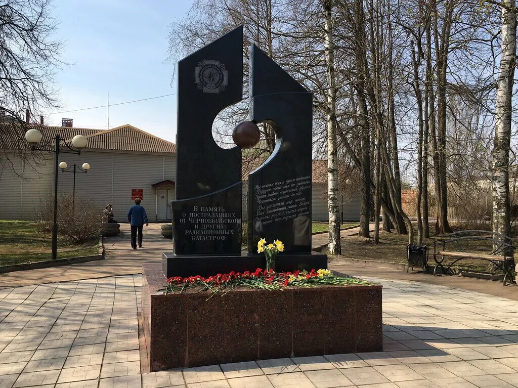 Файл:Workers Walk Past Chernobyl Reactor 4 and Monument to Sarcophagus Builders 
