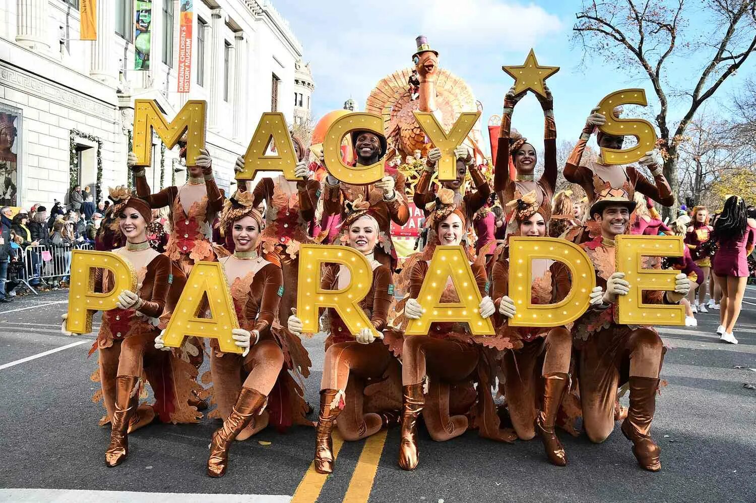 Парад надувных игрушек в нью йорке. Парад macy s в день благодарения. Macy's thanksgiving day parade. Парад the trooping the colour. Trooping the colour праздник.